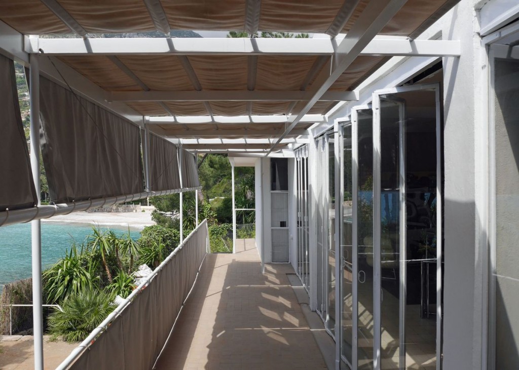 folding-glass-wall-opens-onto-shaded-balcony